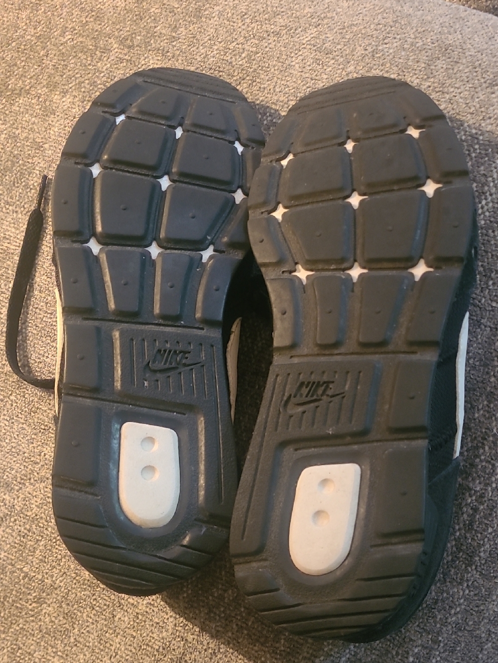 Nike Venture Black and White Low-Top Running Sneakers - Picture 8 of 8